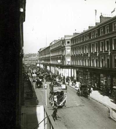 Vista de Westbourne Grove, Londres, mostrando la tienda departamental de Whiteley, c.1890 de English Photographer